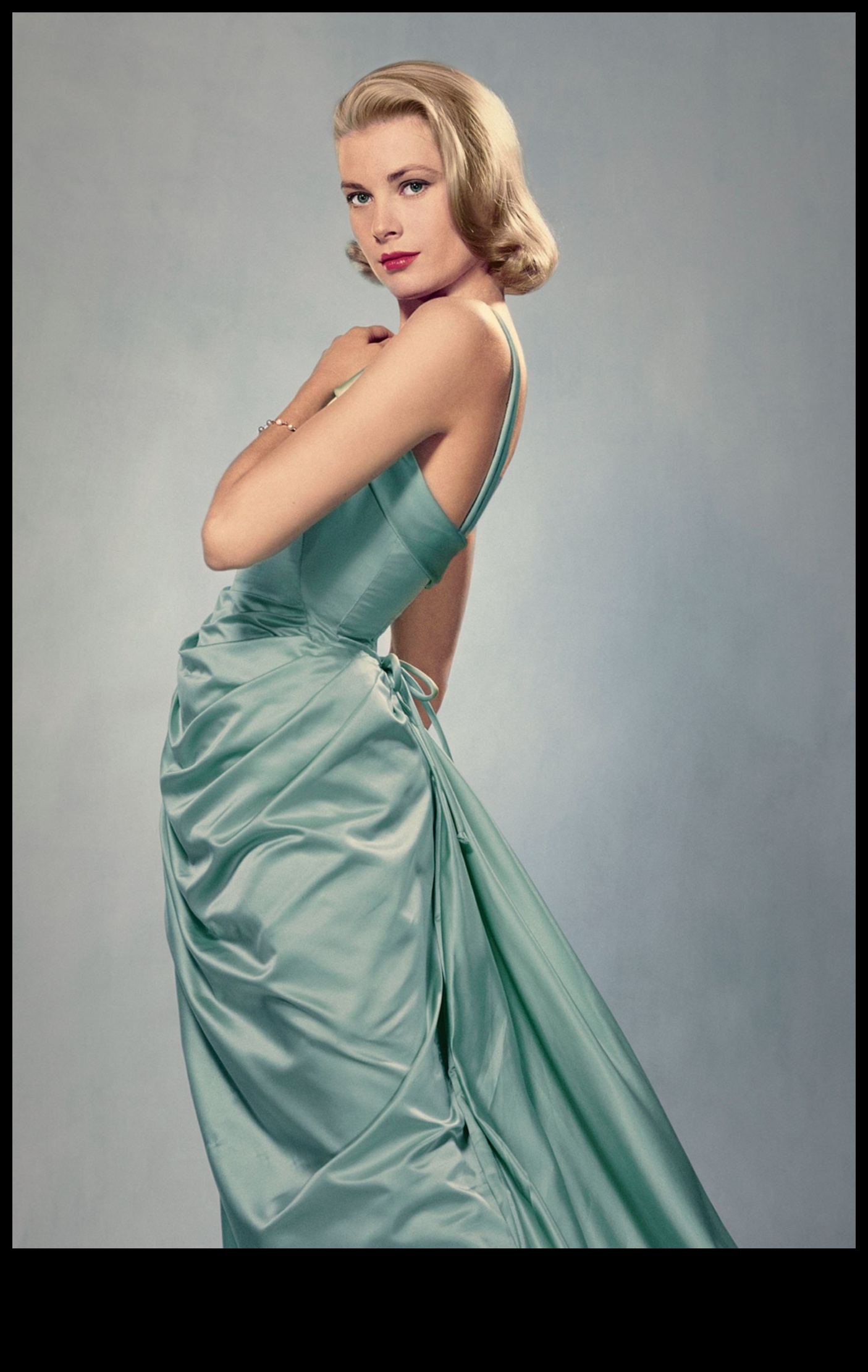 Kinematogrāfiskā mode: drāma un elegance ikoniskajā modes fotogrāfijā