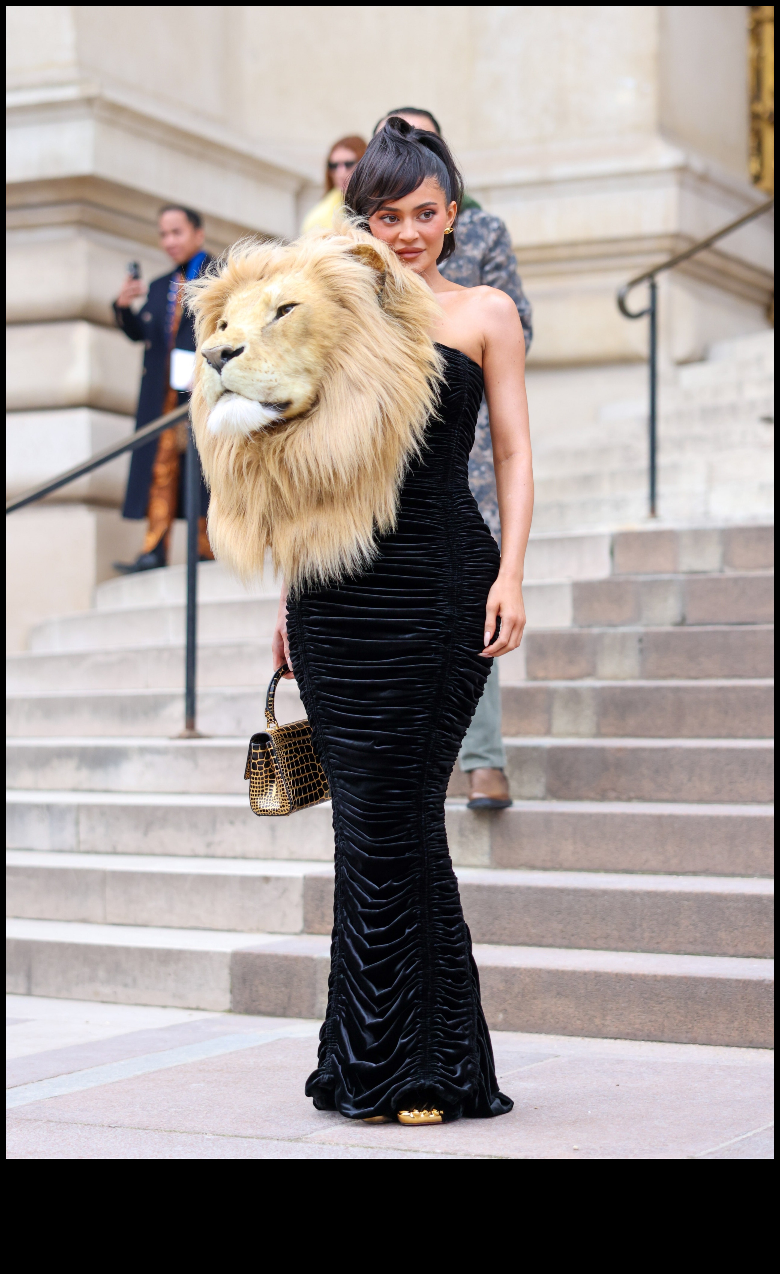 Kinematogrāfiskā mode: drāma un elegance ikoniskajā modes fotogrāfijā