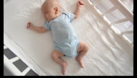 Bērnu gultiņas hronikas: piedzīvojumi ideāla mazuļa miega izveidē